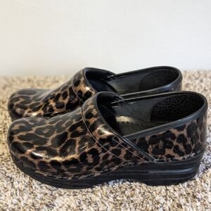 Dansko Women’ Clogs Size 38 Cheetah Leopard Brown Professional Cute Comfortable
